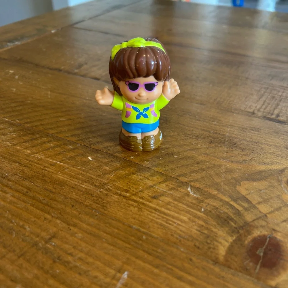 Fisher Price Little People girl with sunglasses  as is